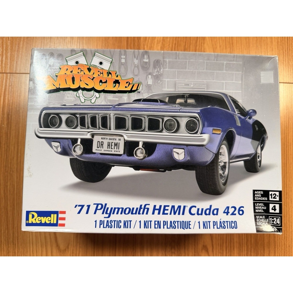 Revell '71 Plymouth HEMI Cuda 426 1:24 Scale Model Kit #85-2943 Started